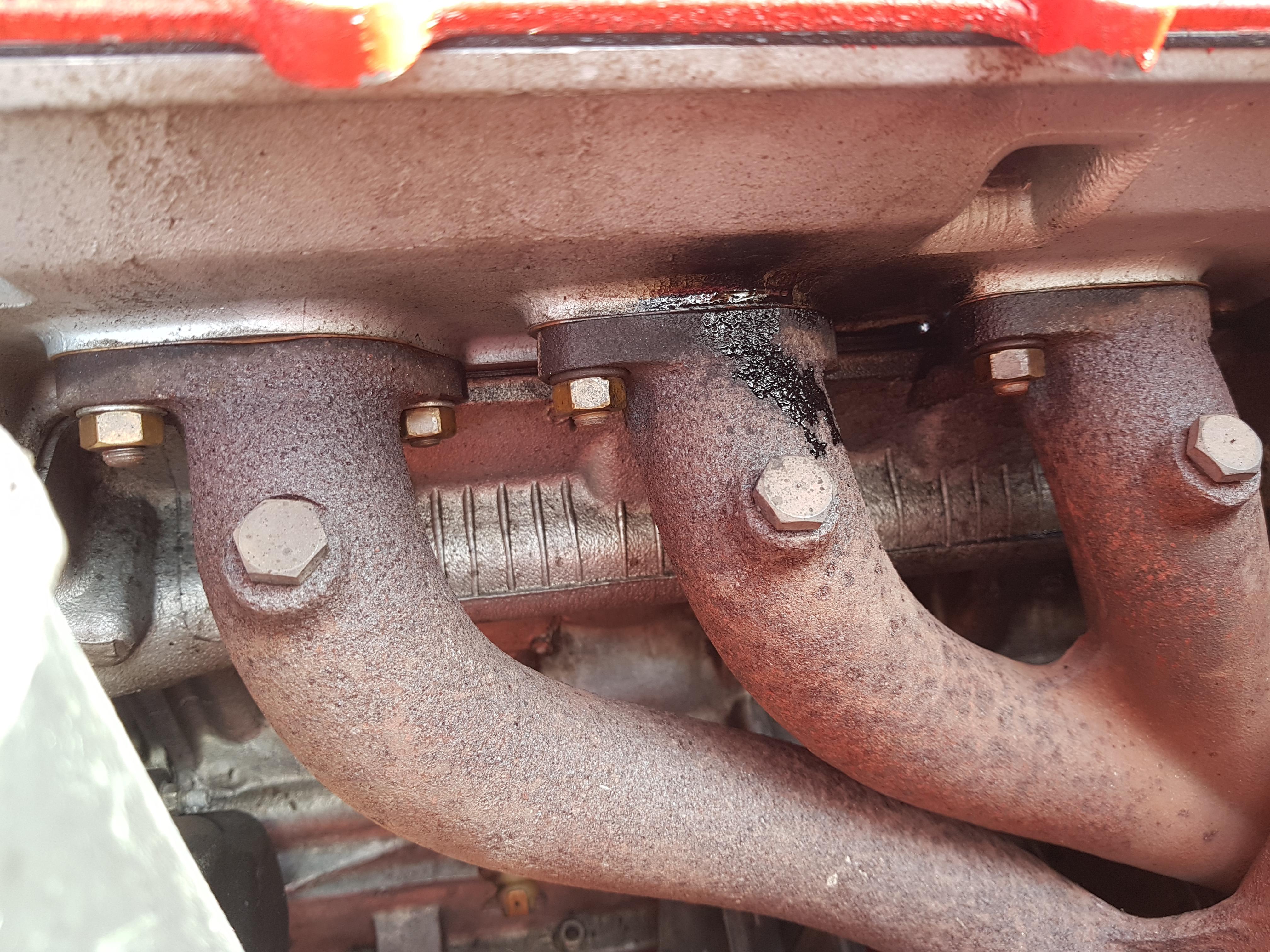 Svart, oljig smuts på grenröret